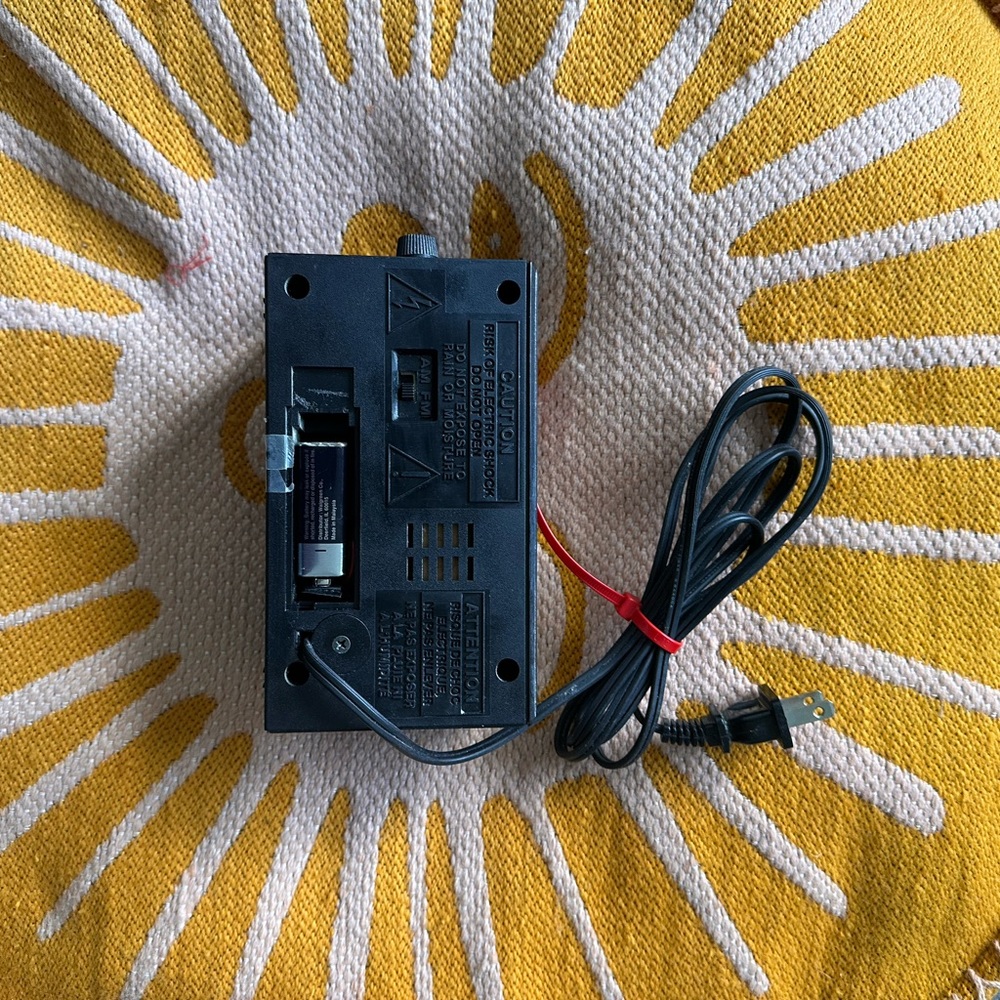 VINTAGE MODERN DIGITAL CLOCK RADIO 📻 - Picture 4 of 4
